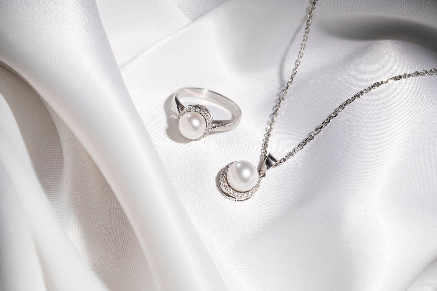 Dore Pearl and Diamond Pendant, White gold - LA'AL
