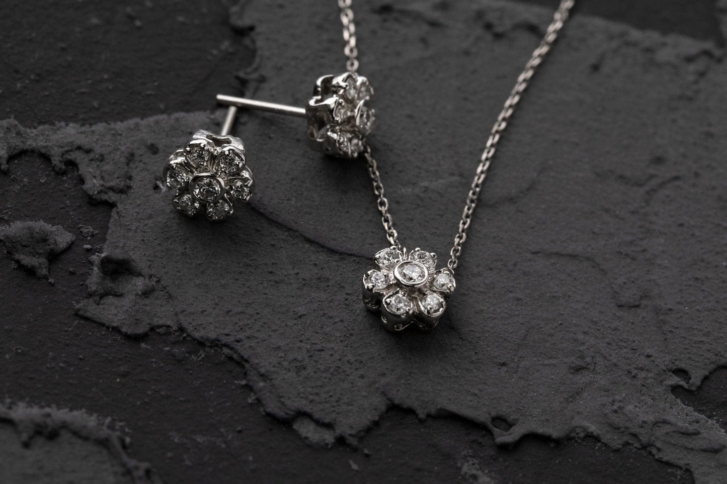 Mini Flower Pavé Diamond Pendant, white gold - LA'AL