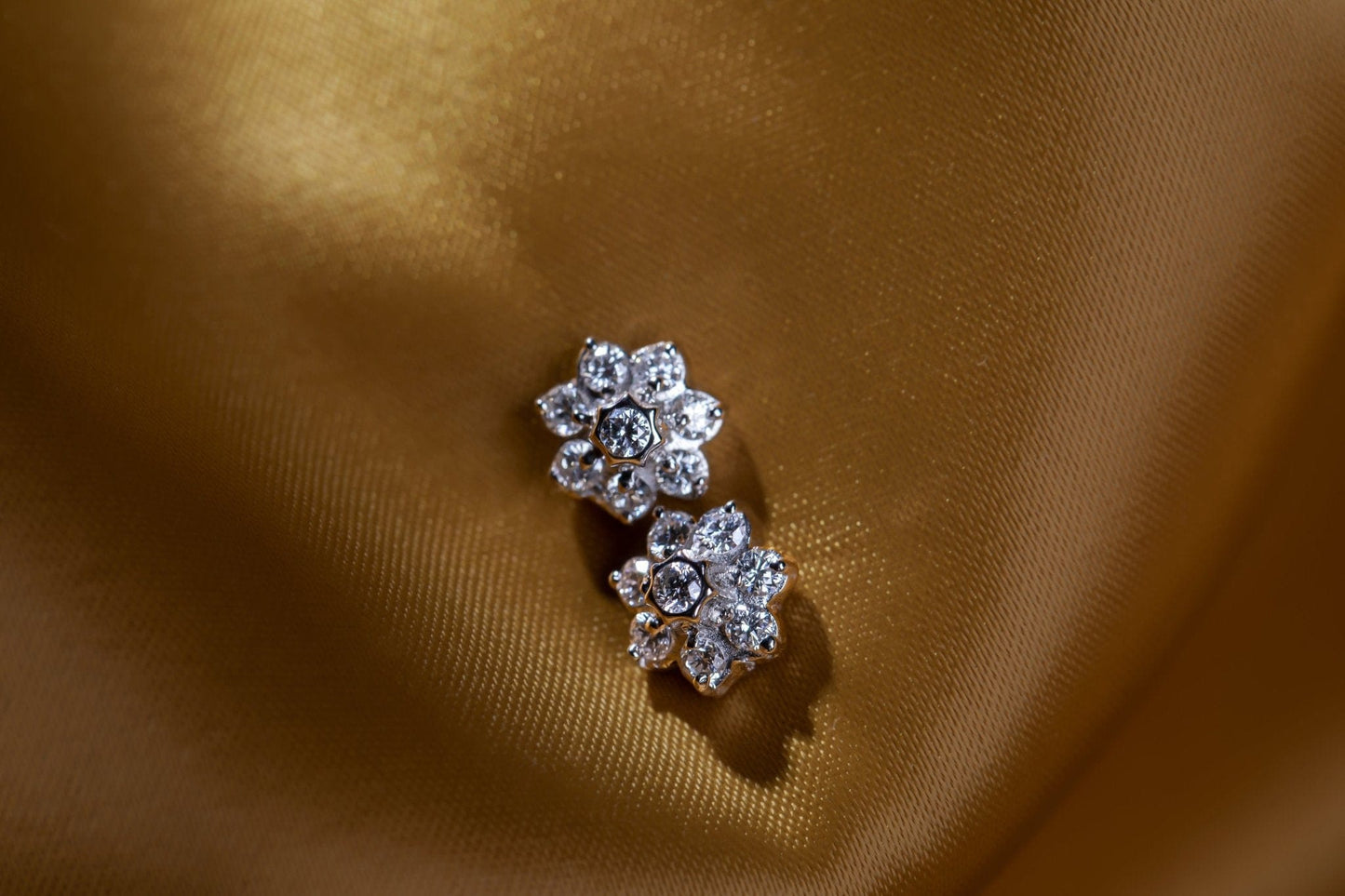 Mini flower Pavé Diamond Stud Earrings - LA'AL