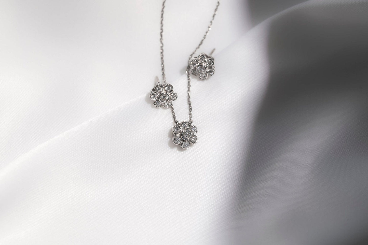 Mini flower Pavé Diamond Stud Earrings - LA'AL