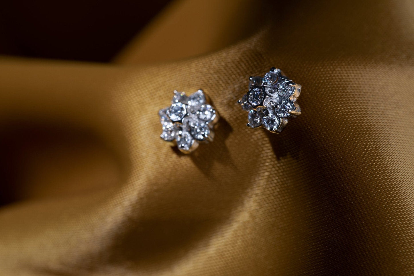 Mini flower Pavé Diamond Stud Earrings - LA'AL