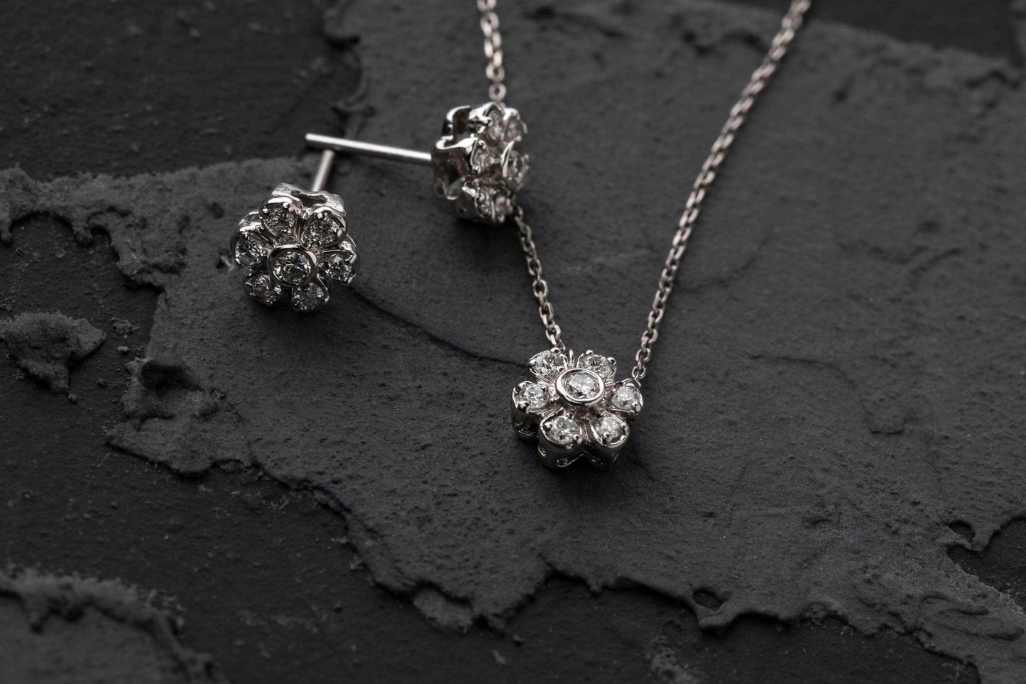 Mini flower Pavé Diamond Stud Earrings - LA'AL