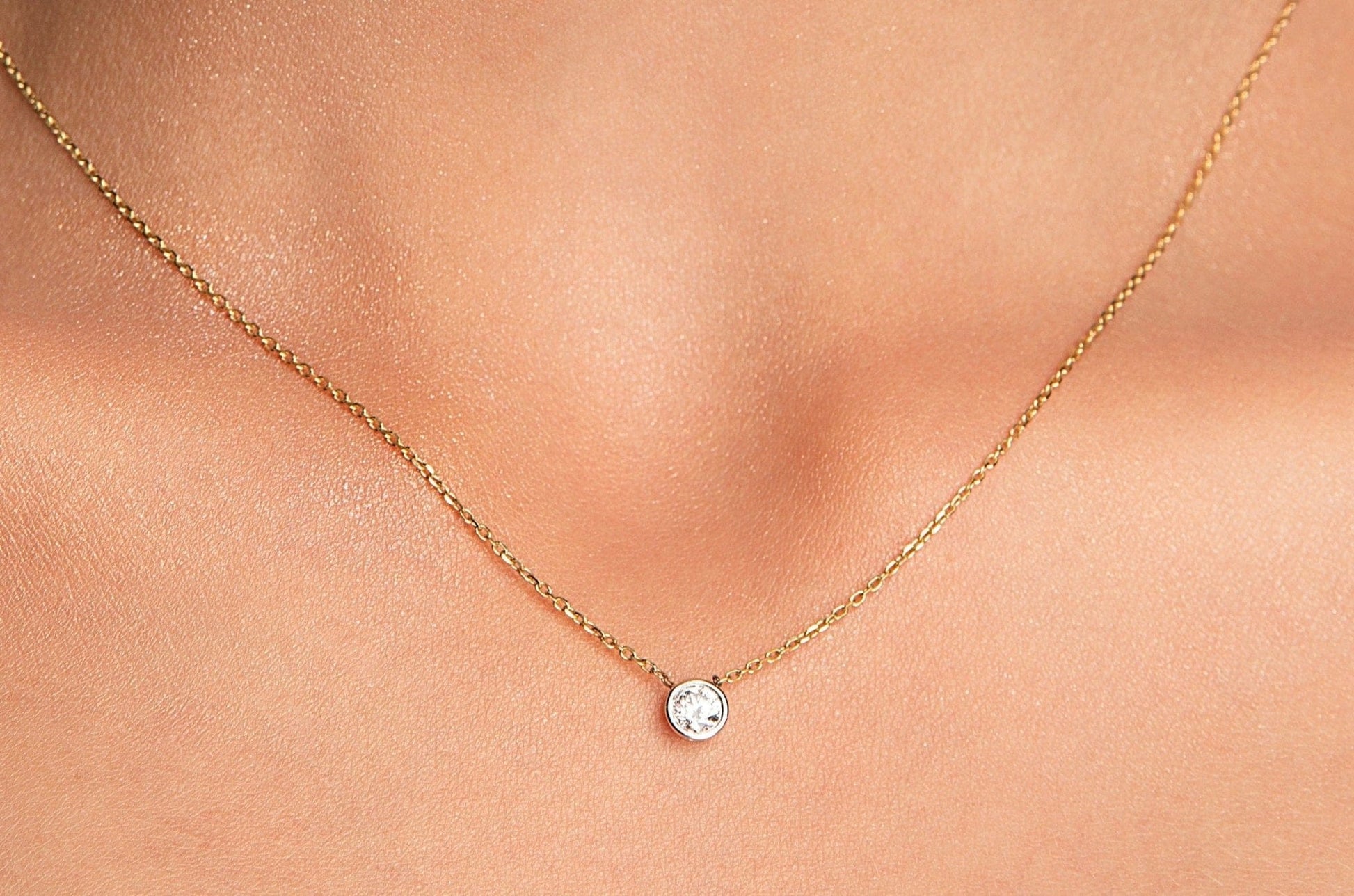 Solo Diamond Pendant, yellow gold - LA'AL